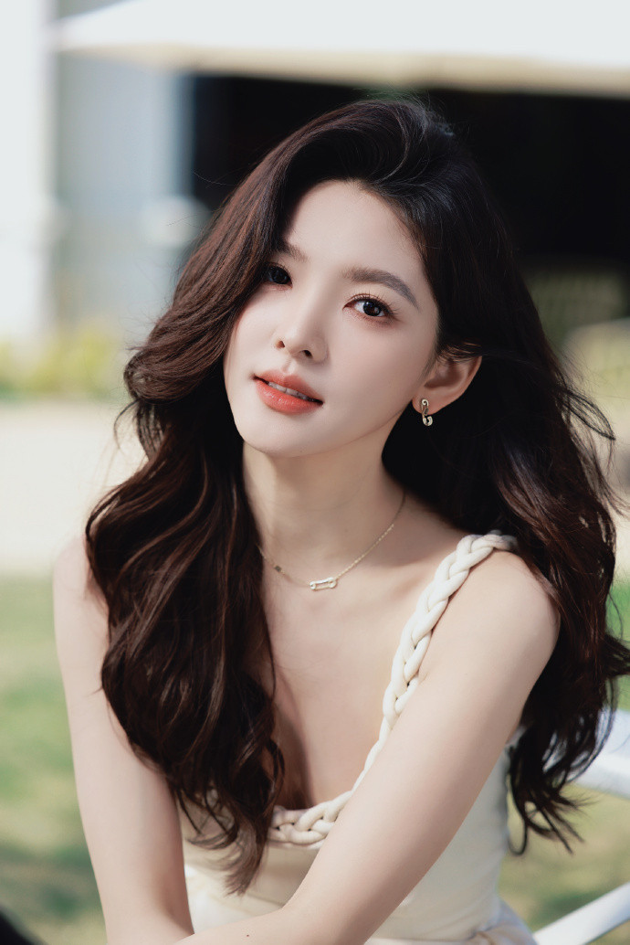 1.杨洋、章若楠、方逸伦主演的《雨霖铃》播前招商，预计5月下旬👖开播。2.余茵