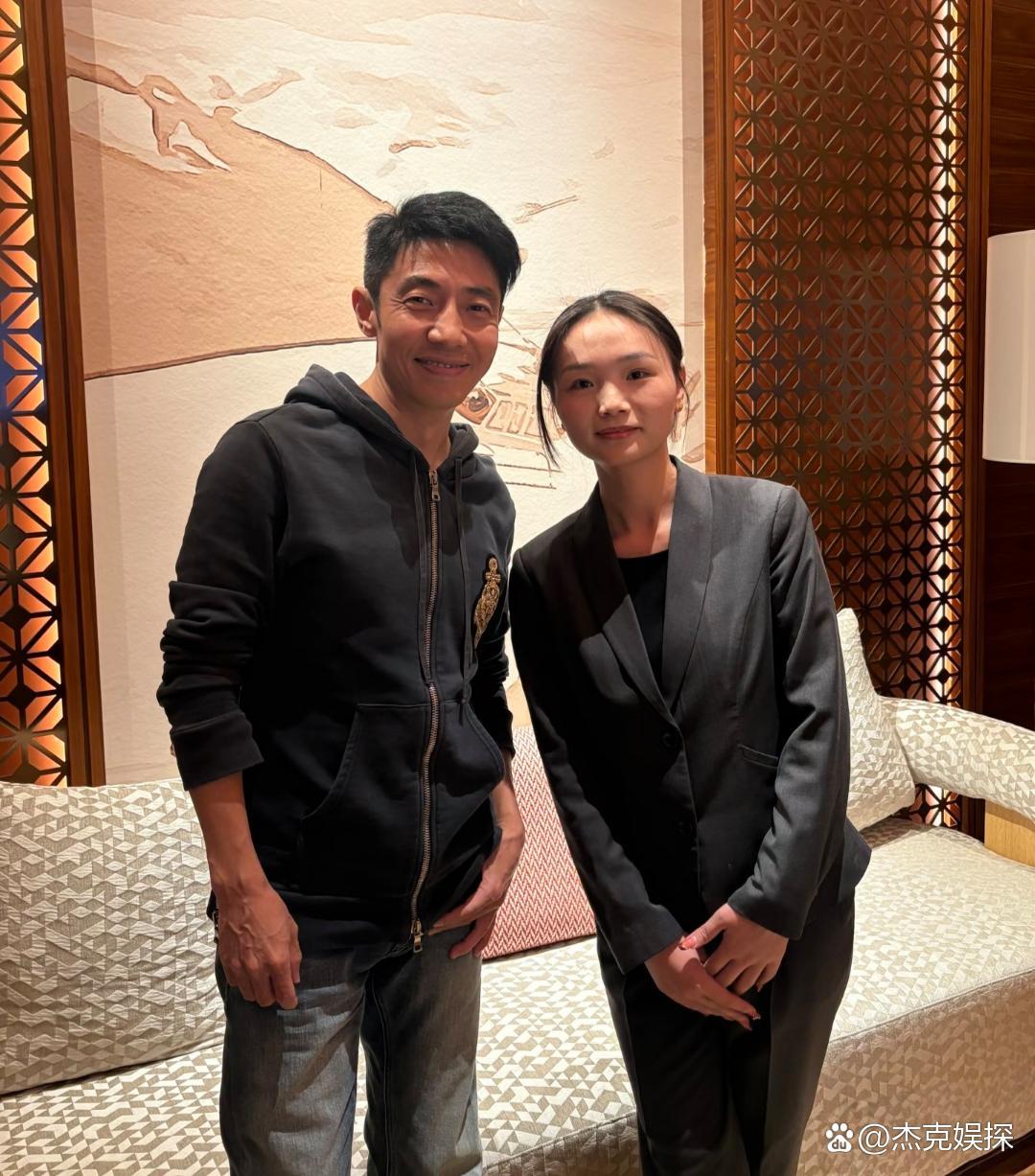 50岁撒贝宁和外籍老婆李白现身新疆阿勒泰一家酒店吃大餐，夫妻俩打扮时尚有型，状态