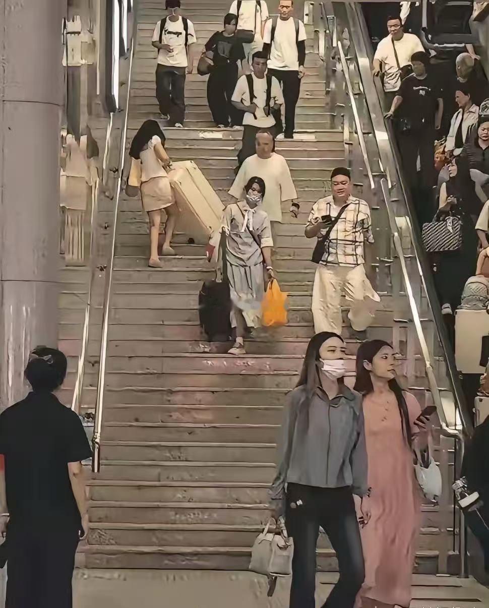 天啊，看着好心酸啊!现在这种情况真的越来越多......这是为什么呢？​​​
