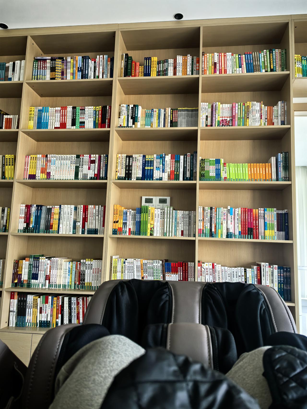 发现一个中午休息的宝藏地方🤫。图书馆里有按摩椅，可以午休！