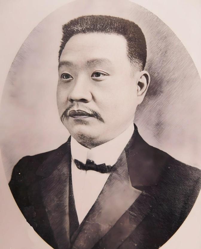 1904年，通房丫鬟李氏，站着侍奉丈夫谭钟麟与正妻长达33年。这日，她正在盛饭。
