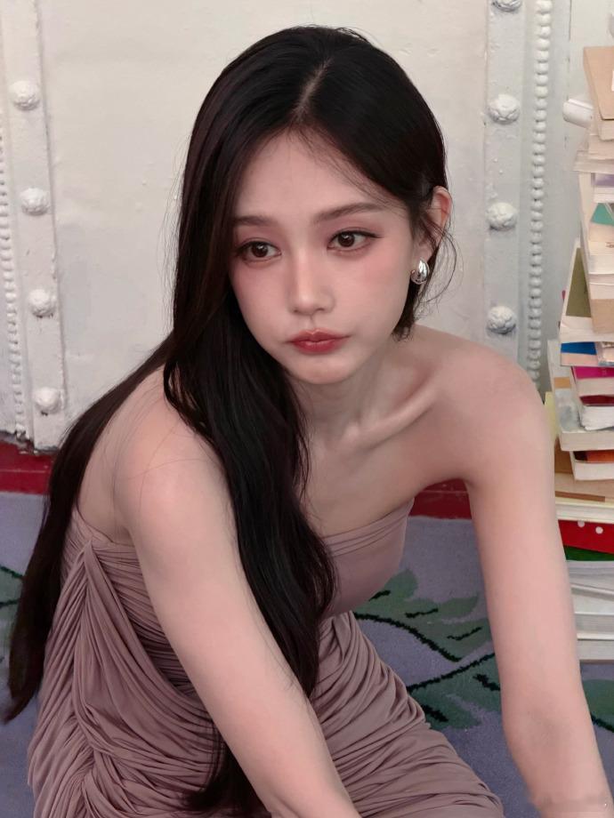 李一桐我想象中看书的样子李一桐美人一大跳看书的样子很美，很有氛围感。
