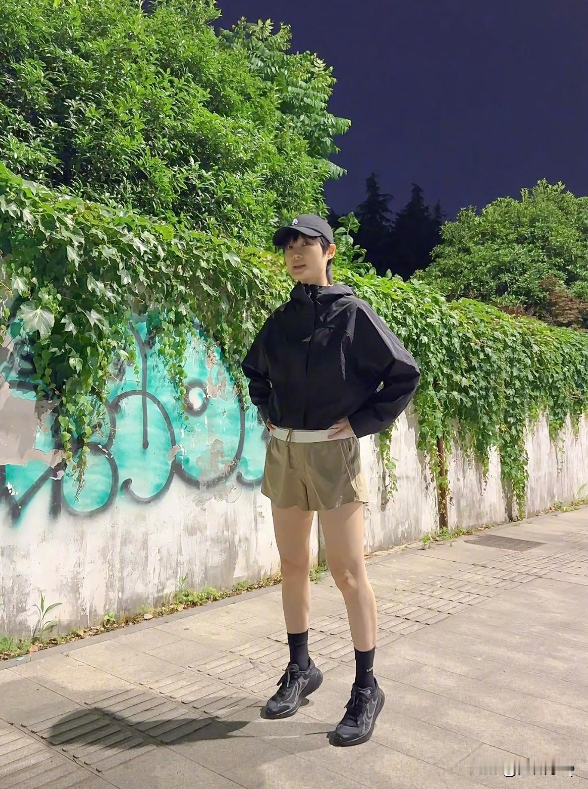 李宇春夜间跑步，这腿我狠狠羡慕了，又白又长又滑，关键看起来不干瘦。