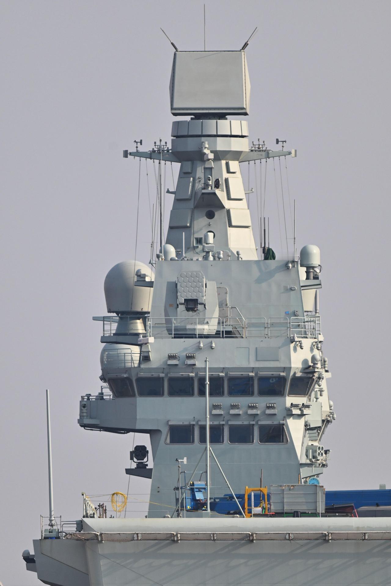 [呲牙笑]回港了，076型登陆舰“四川舰”细节——“双面盾”和054B型护卫舰（