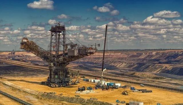 自从中国掌控稀土命脉后，有一个奇怪的现象：近年来许多国家发现巨量稀土资源，就连一