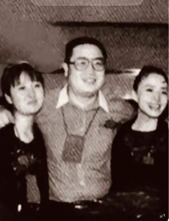 90年代珍贵旧照！春风得意的英达，身旁站着宋丹丹和梁欢，三人同框，满是故事。