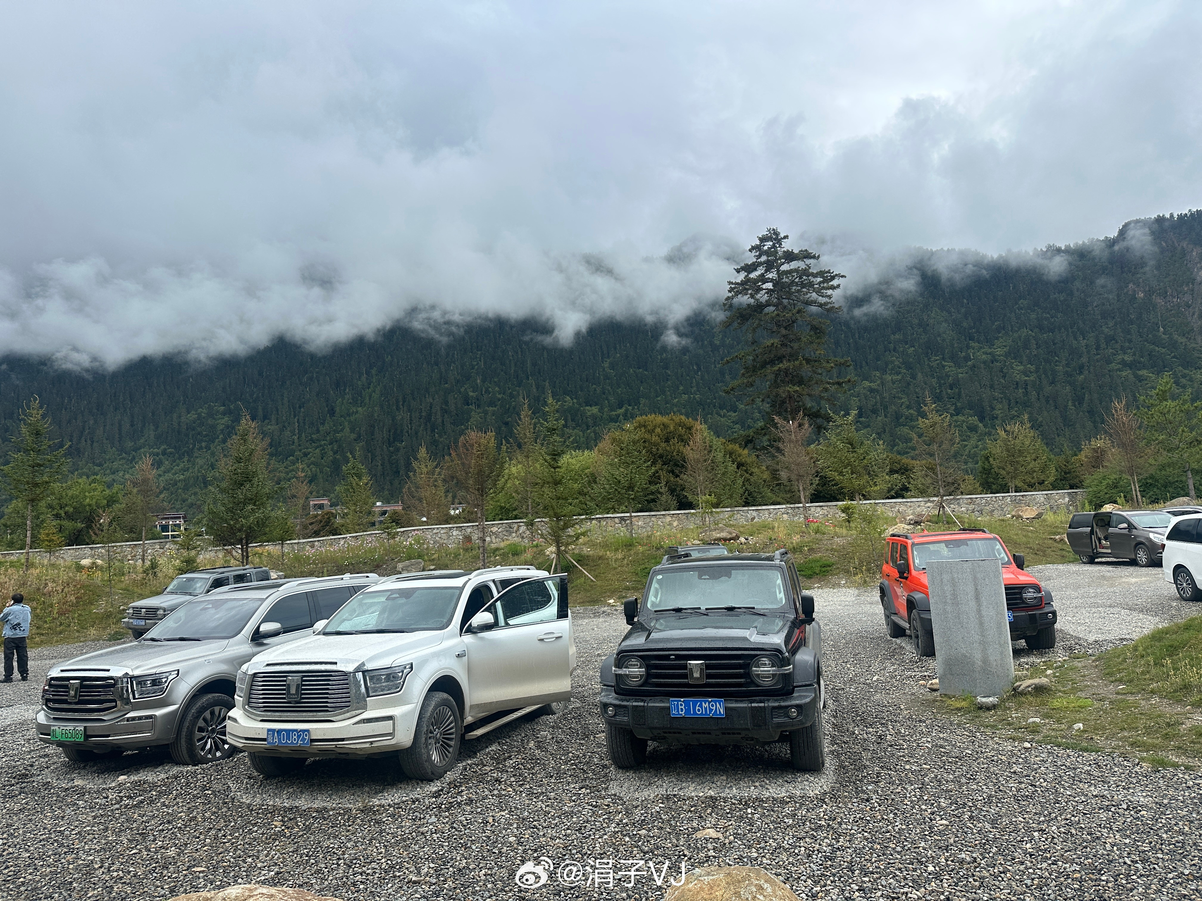 松赞酒店的停车场，一眼望去全是坦克…​​​