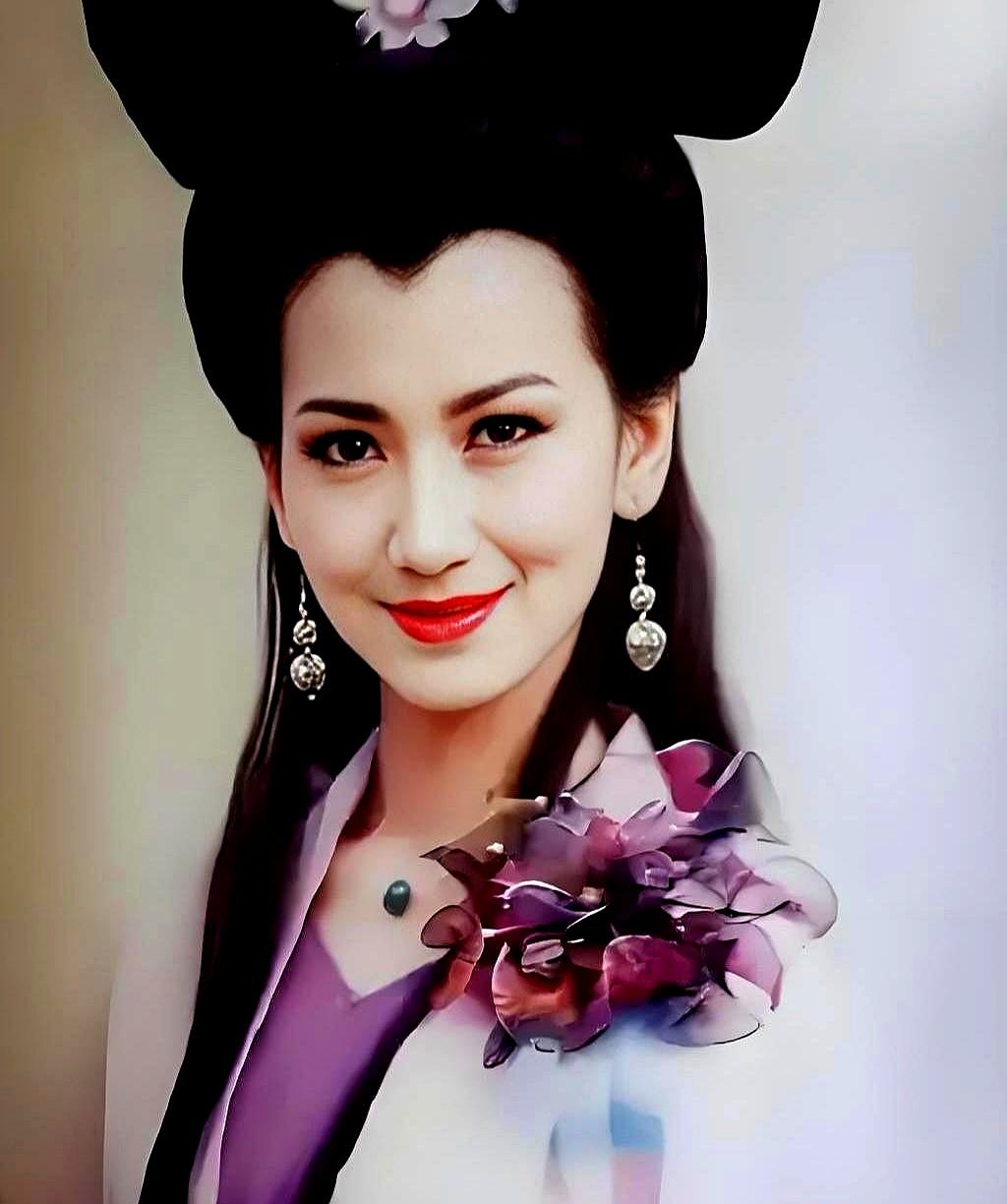 原来琼瑶有请过赵雅芝去演她的戏啊！琼瑶阿姨当然会看到她，向她递出了橄榄枝