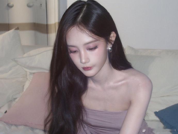 金鹤龙给李一桐化的紫雾香绯妆眉眼覆上一层朦胧紫雾，绯色晕染开温柔气息，紫雾香绯妆