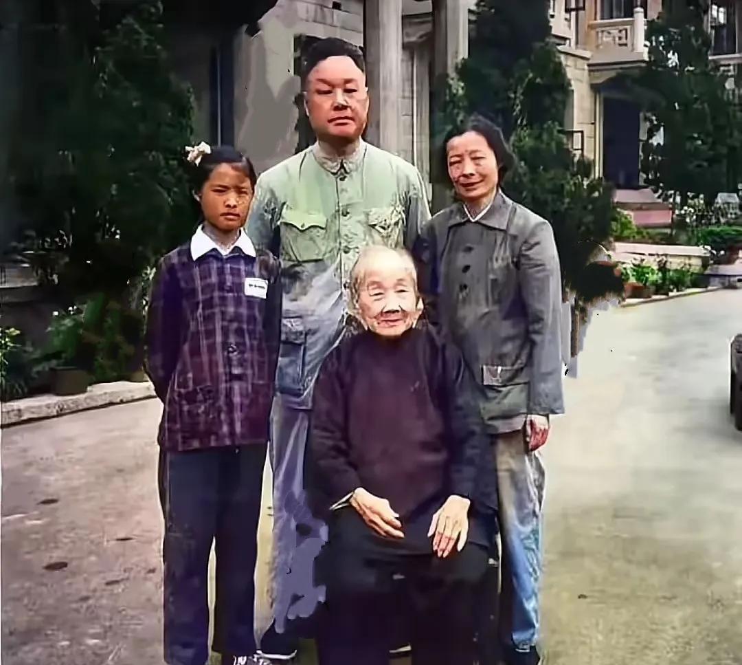 前排坐着的正是毛主席的岳母向振熙，后排站着的是她的孩子们。向振熙是一位坚强的进