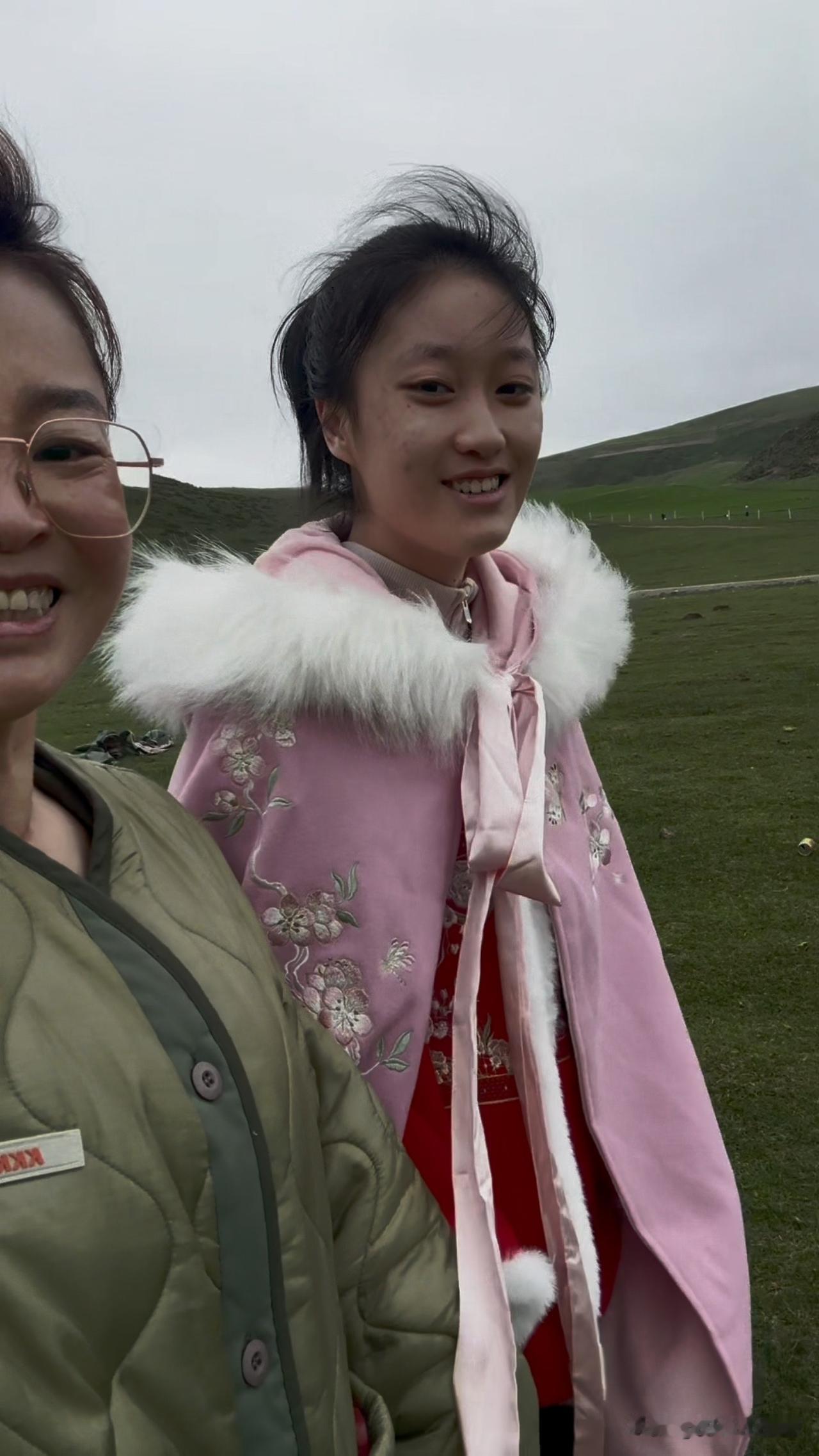 在爸爸妈妈的陪伴下菲儿去看美丽的大草原啦！这小样，这给美的嘴巴都合不拢了！😄为