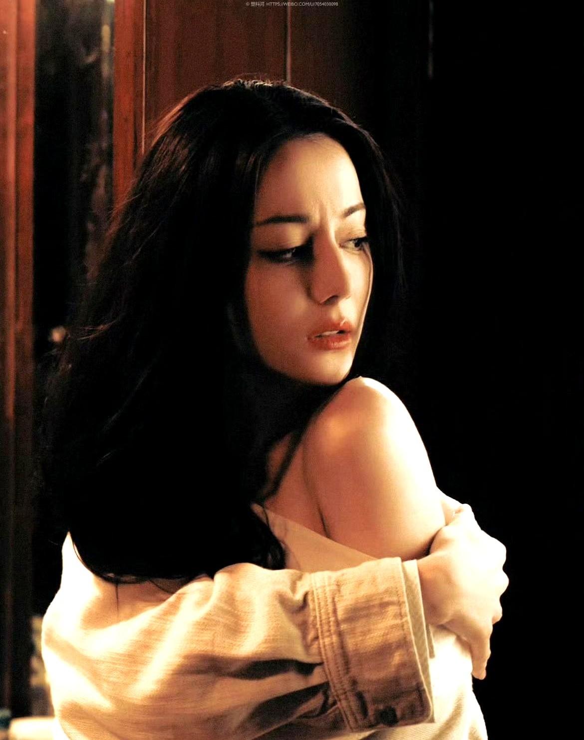 粉丝喊着冲年度剧王，可迪丽热巴《枭起青壤》的首日战报有点尴尬。云合播放量才1