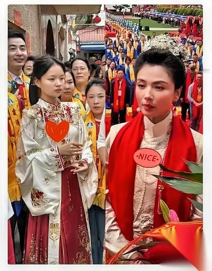 刘涛最近可太闹心了不是因为婚变传闻是被网友拉着跟民间小妈祖对比，骂得头都