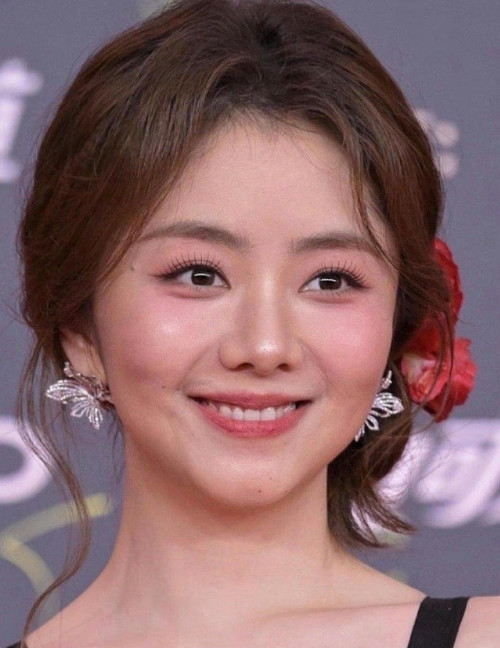 谭松韵精修图和原图一对比，差别超明显！精修后皮肤光滑、五官精致，原图却略显疲惫，