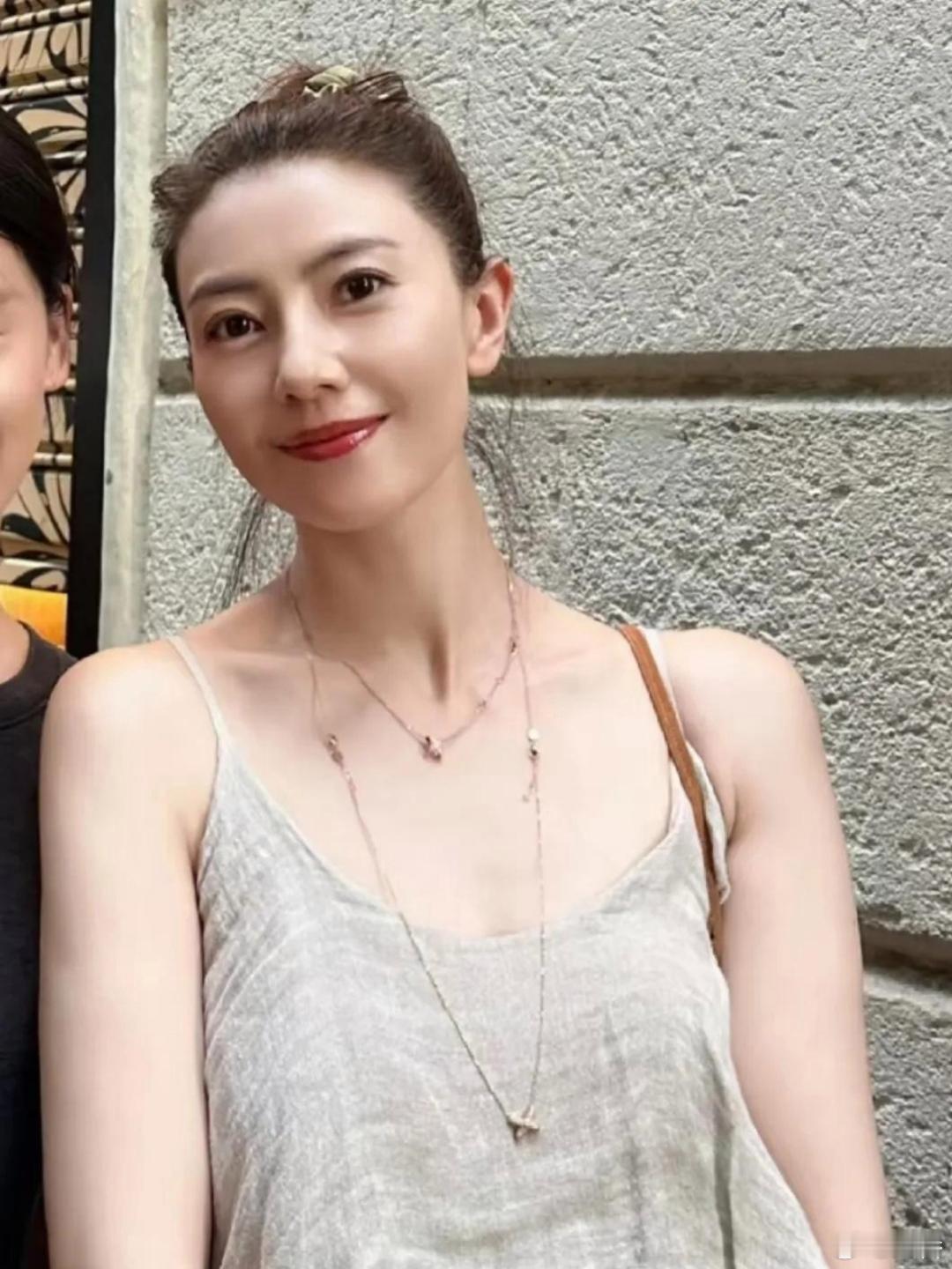 天呐！高圆圆这条裙子到底是什么做的，质感好奇怪