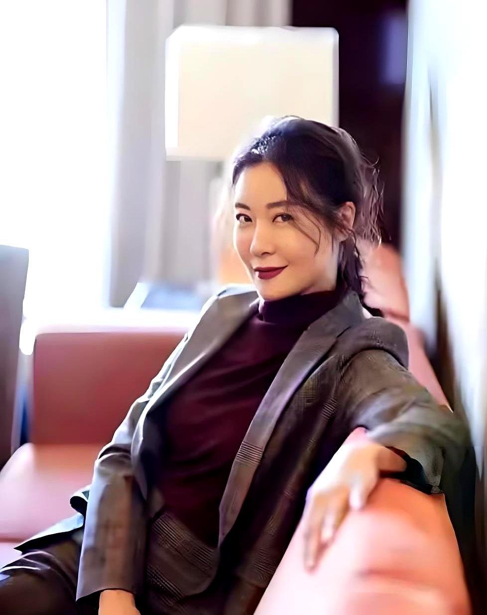 剧组里现在有个不成文的规矩，小花们千万别碰五十三岁的柯蓝。她往镜头前一站，连句台