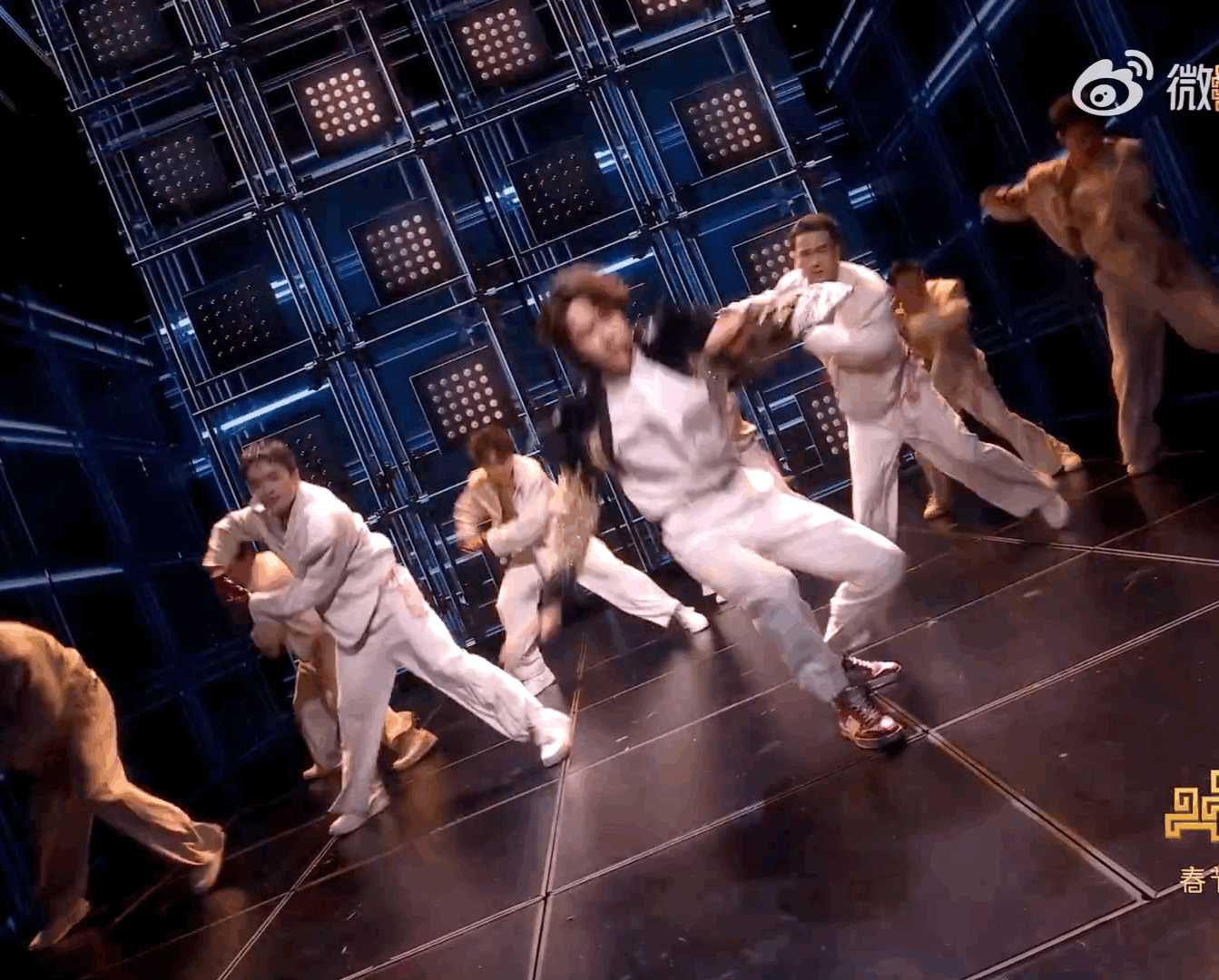 央妈不会找王一博赔地板吧春晚这波“隐形救场”绝了！王一博和郭富城舞台炸翻全场，