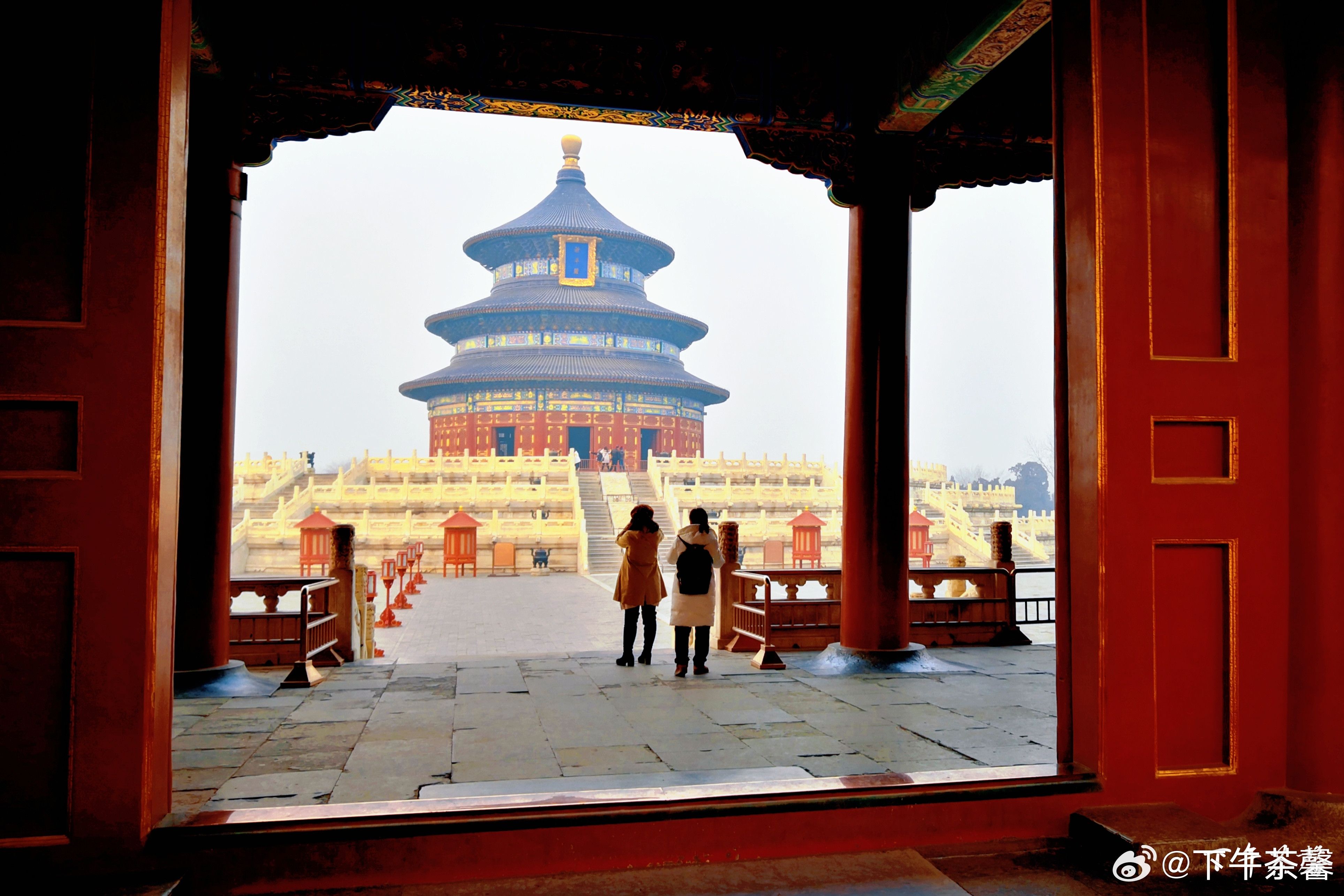 【天坛公园】天坛位于北京城南，是明清两代皇帝祭天、祈谷的场所，世界文化遗产之一。