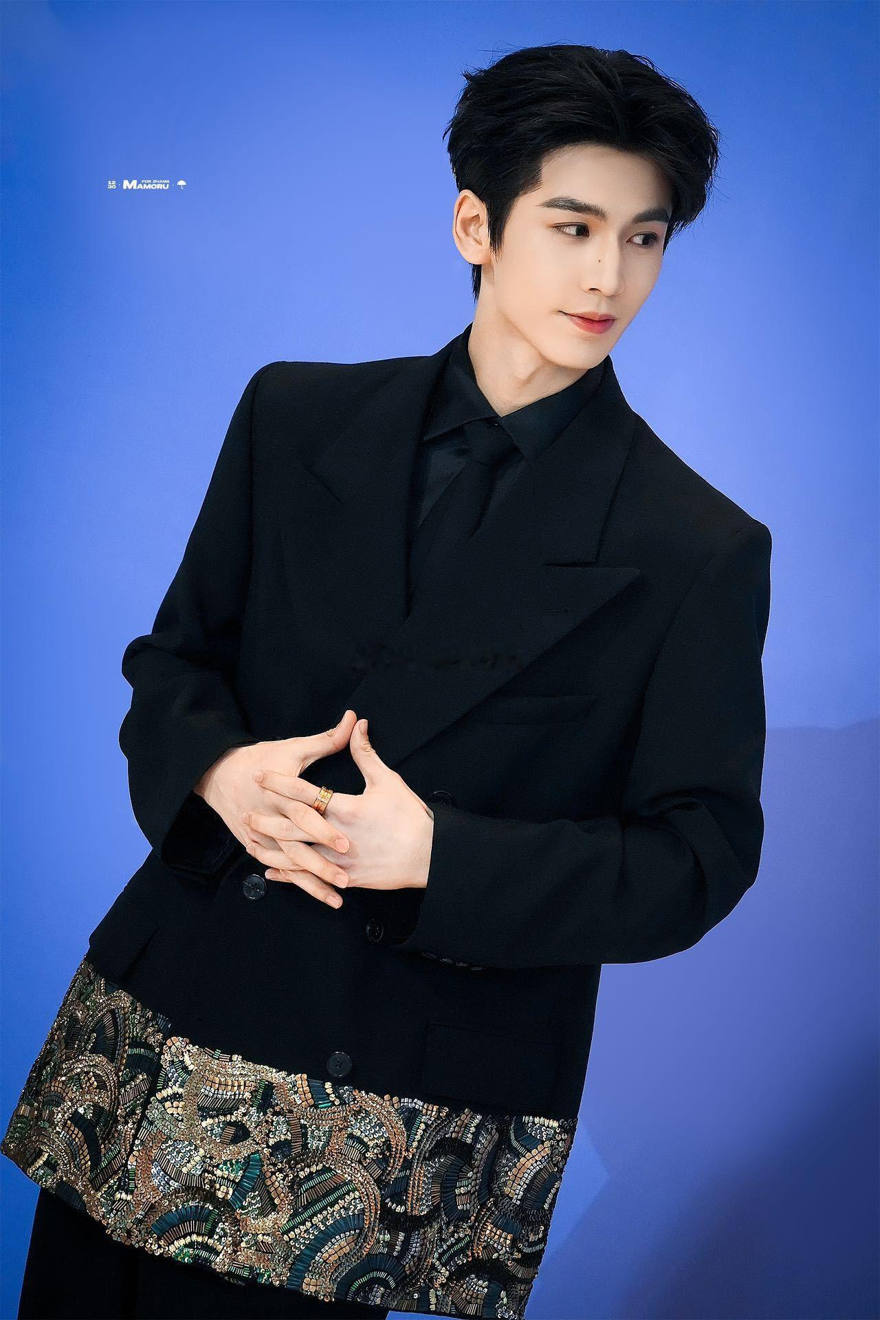 张凌赫刘宇宁两个大长腿救命！张凌赫刘宇宁的同框太养眼了，满屏大长腿晃悠，这画