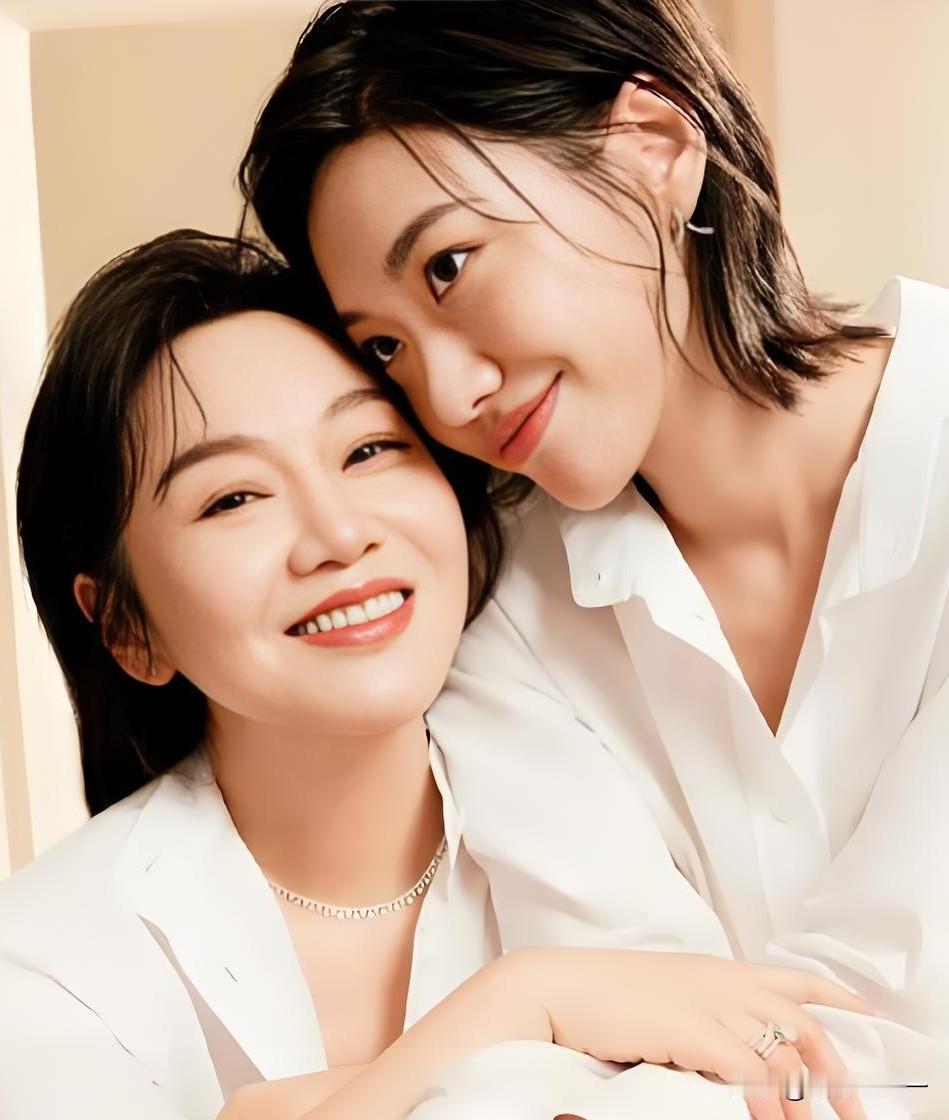 郭晓冬在《生逢其时》里演爹，闺女是邹元清。可谁还记得，《小巷人家》里他搂着闫妮演两口子。现在闫妮亲闺