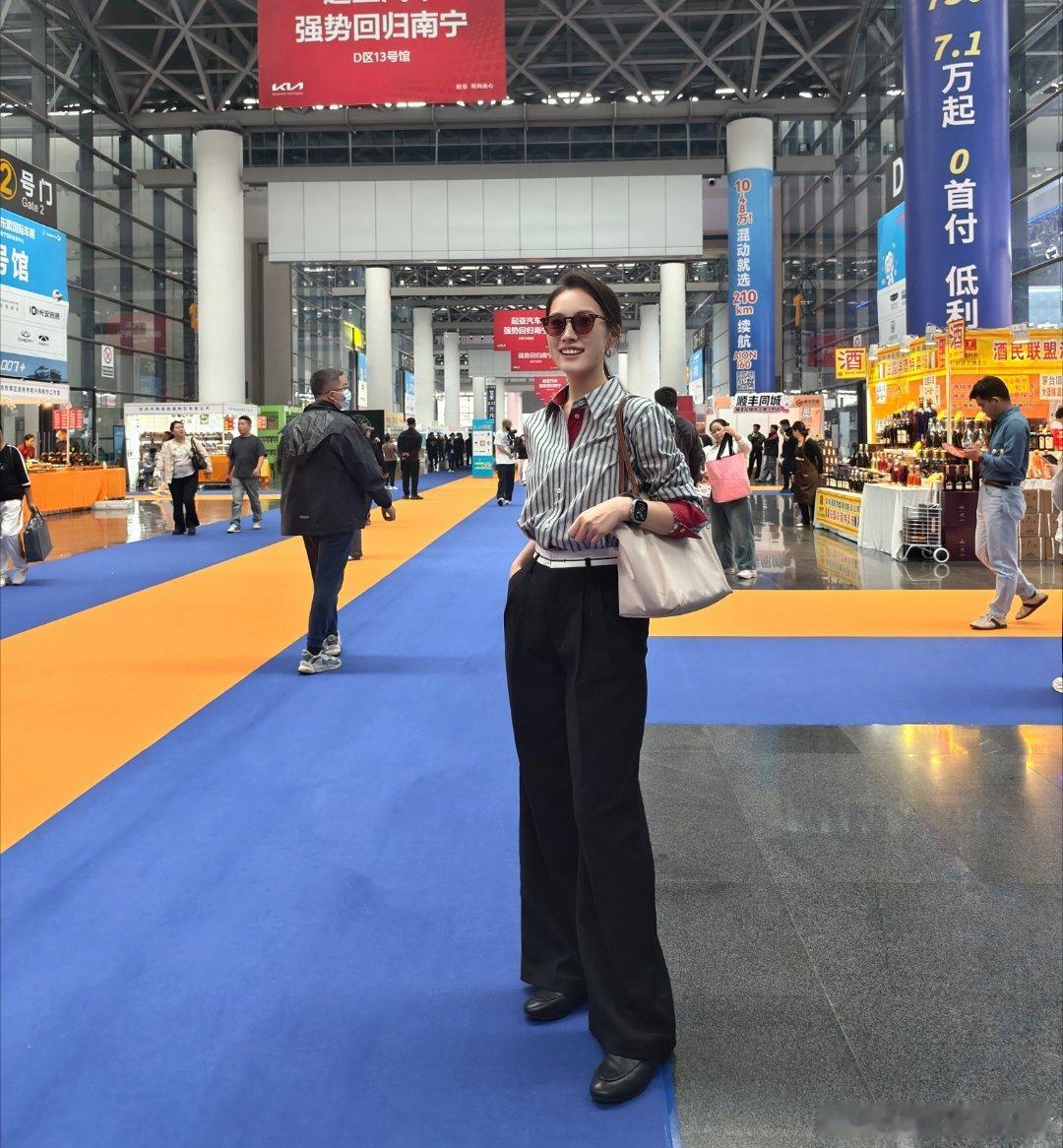 给大家看下南宁人的超绝松弛感今天来逛南宁车展一进门车还没看到，先看见美食一条街左