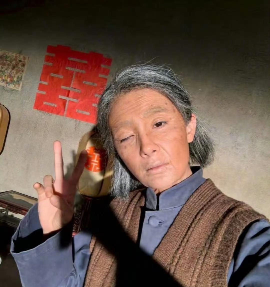 不得不承认，杨幂这老年绣绣的妆造还挺有那味儿的，但有一个地方穿帮的很明显，那