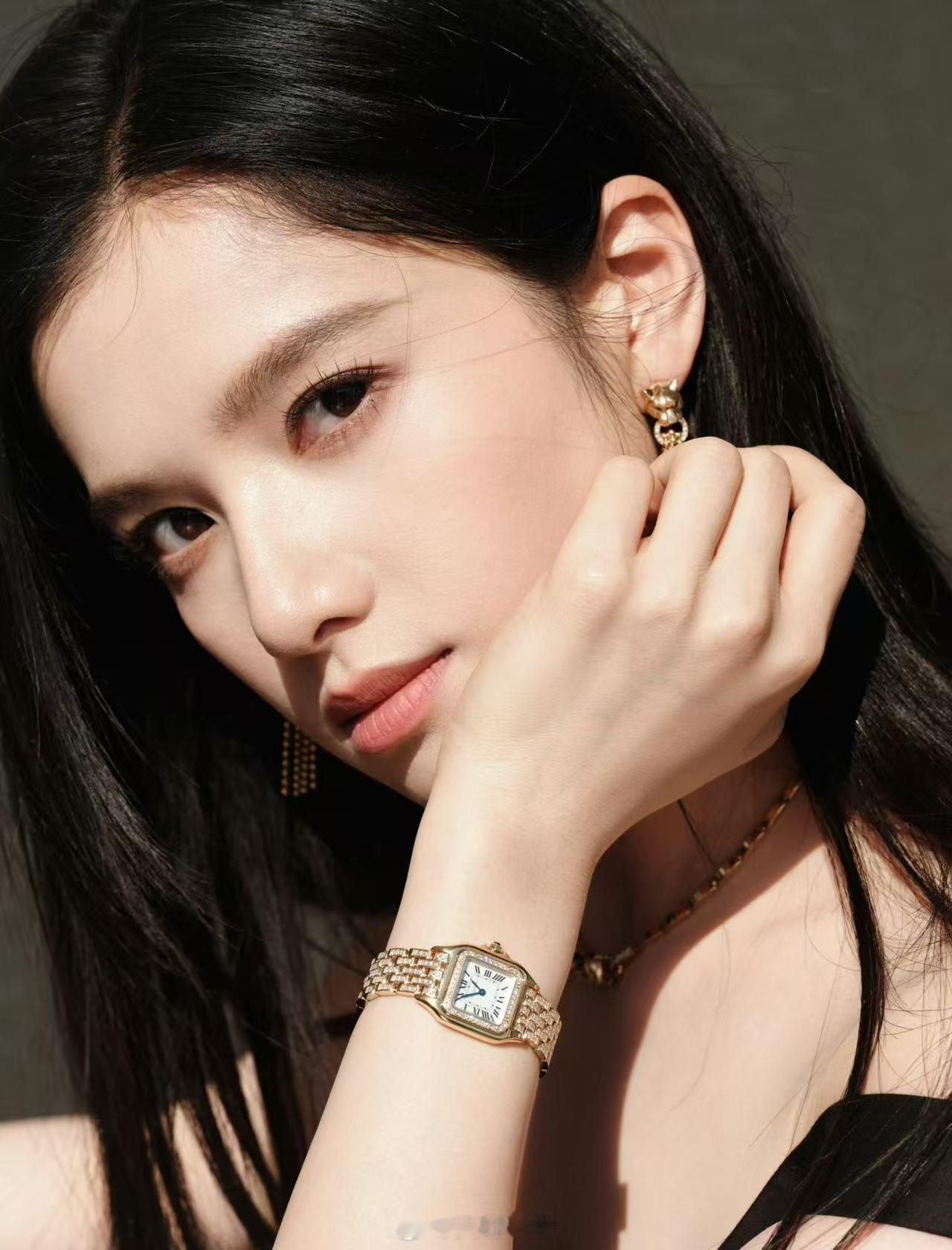 一字肩黑裙眼神凛冽——张婧仪。每日明星美图分享