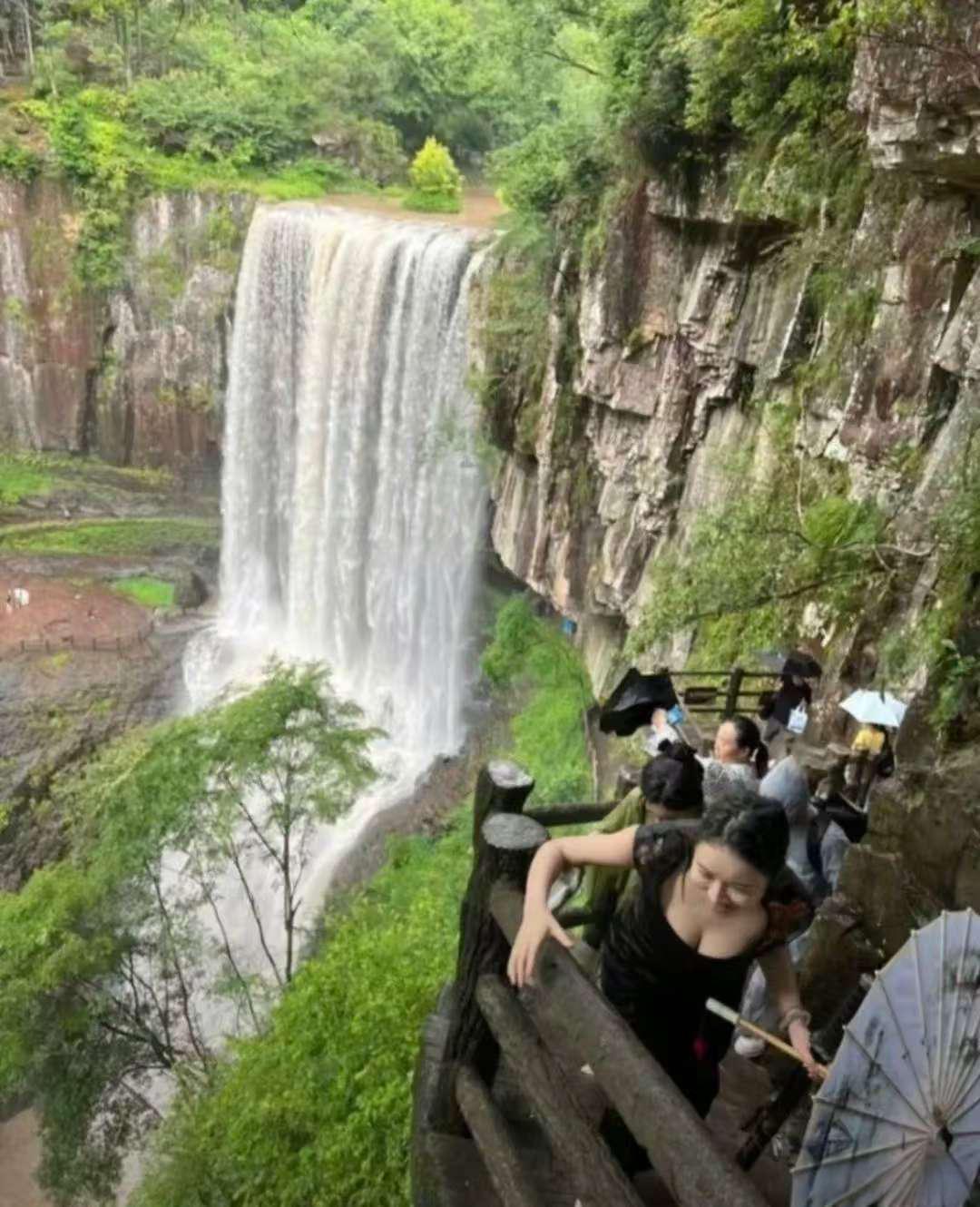 这瀑布很大啊[哭哭]