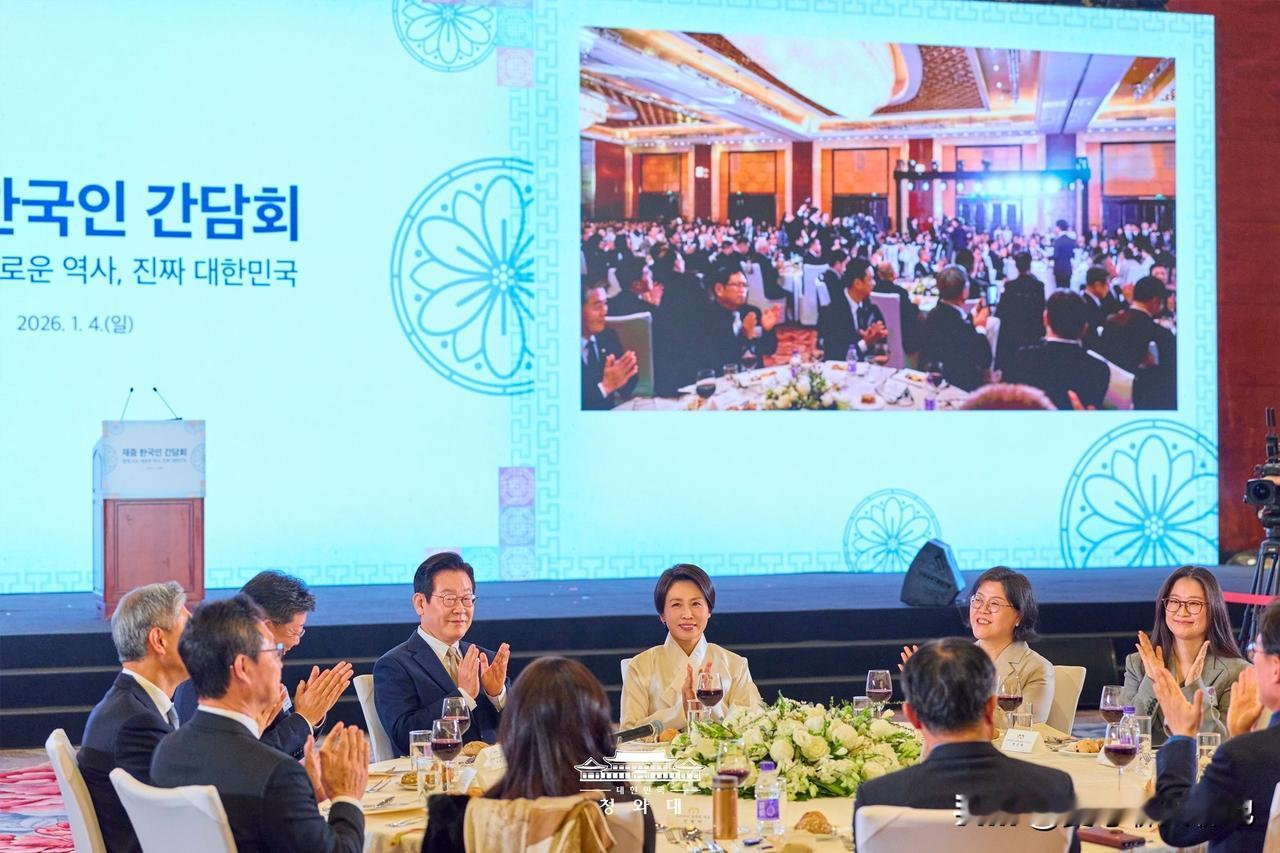 韩国总统李在明在社交平台上发文并晒出他在北京出席在华韩侨举办欢迎晚宴的照片，他写