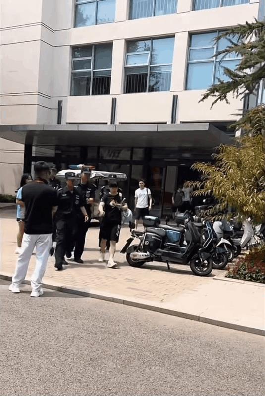 6.26新鲜的莎莎！莎莎和翔哥一起上训，一身黑色穿搭好可爱。翔哥每天戴个