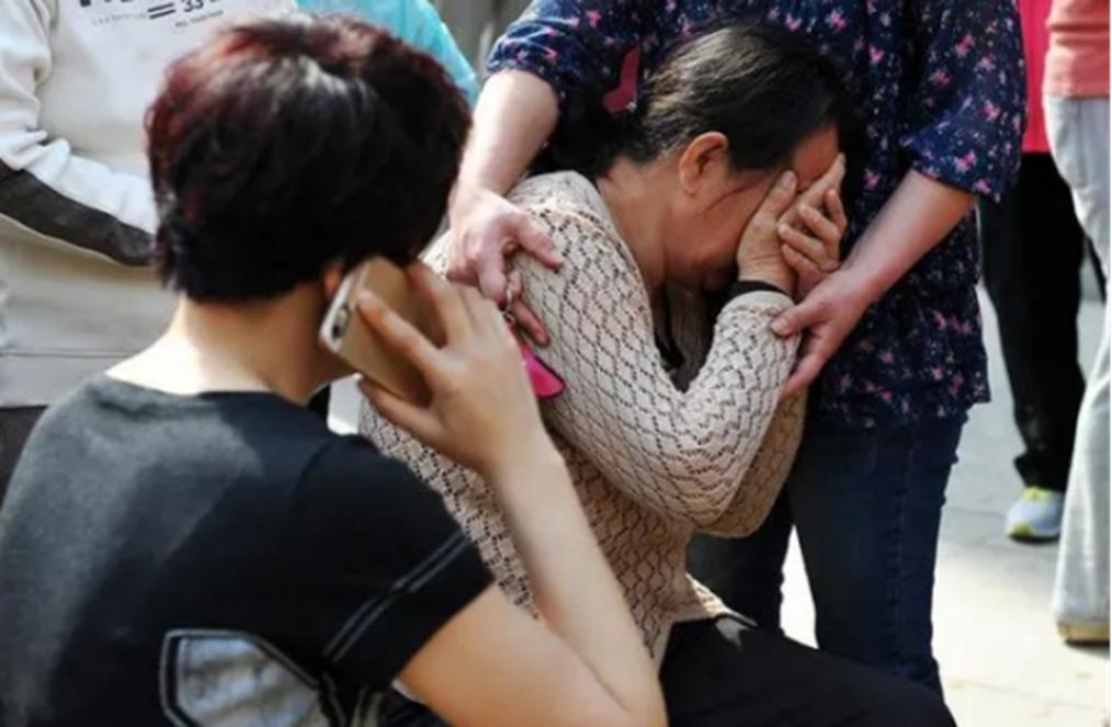 380万拆迁款躺在银行里，我抱着奄奄一息的儿子跪在亲生父母面前，磕破了额头只求借