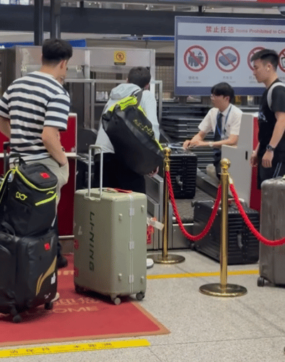 6.22日，国乒在北京出发去洛杉矶，王楚钦孙颖莎走vip通道。在值机时看到了