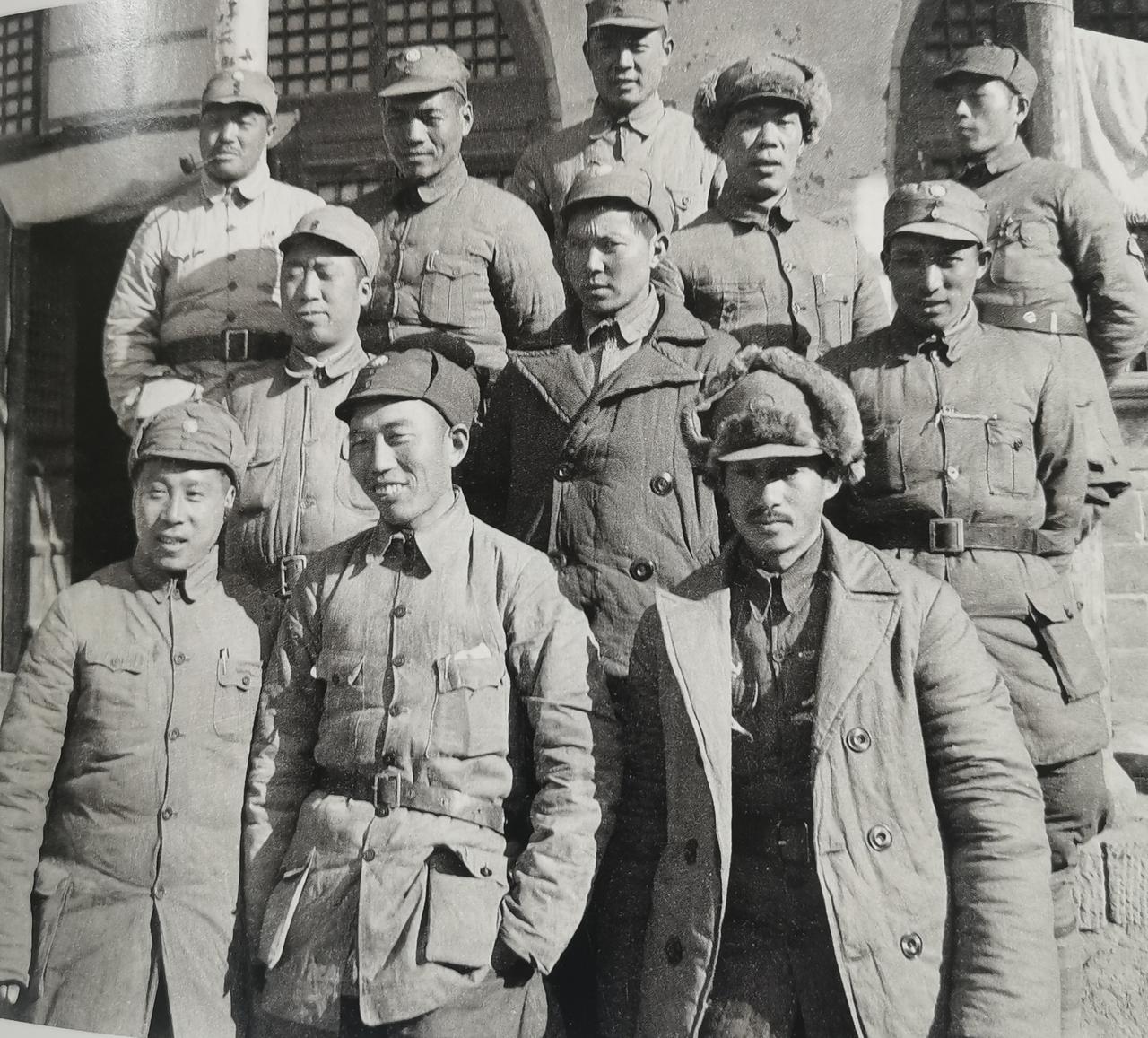 1940年2月上旬，军委参谋长滕代远到120师指挥晋西北反顽斗争会场。第一排左