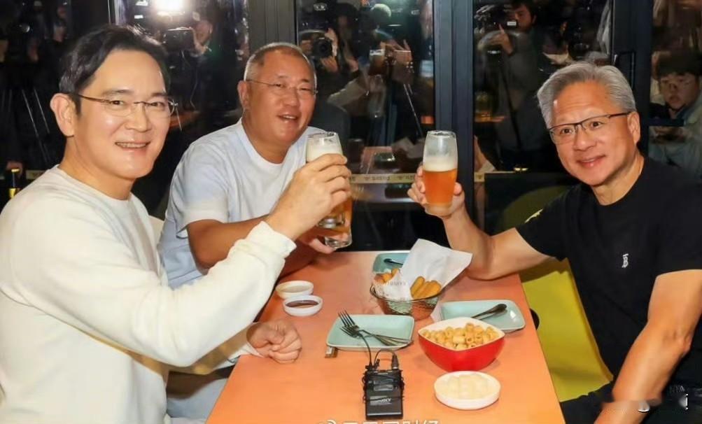 史上最贵炸鸡啤酒局？2025年10月30日晚间，英伟达首席执行官黄仁勋为出席亚太