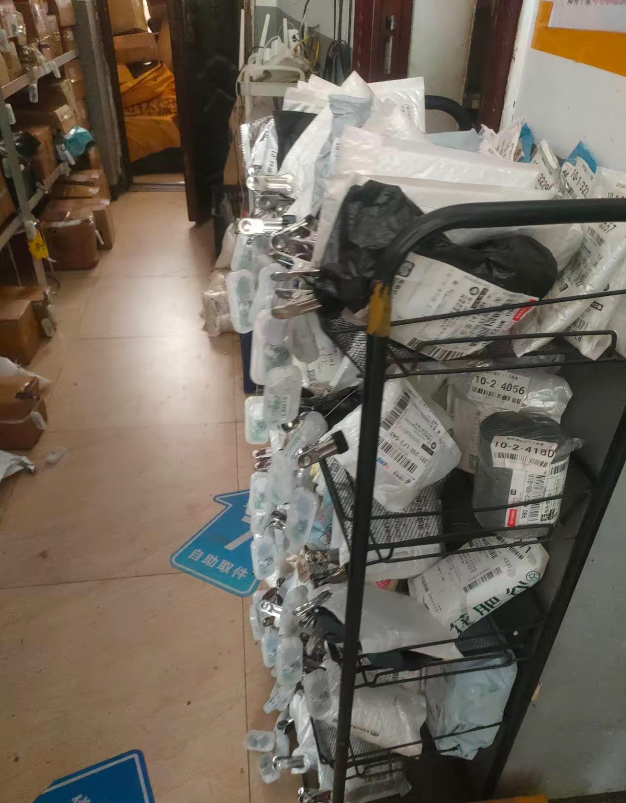 现在取快递又出新招了，以前取快递只要有取件码，家里人都可以帮忙去取，自己拿着取件