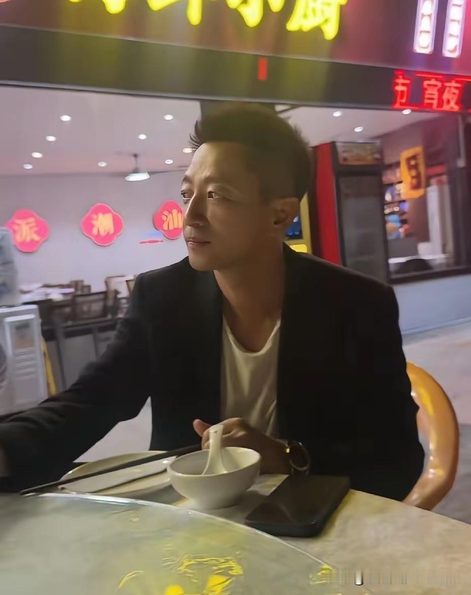 哎呀妈呀，瞅瞅这老家这热度，直接干爆了！张兰、马筱梅、汪小菲轮番登场，这刚又冒出