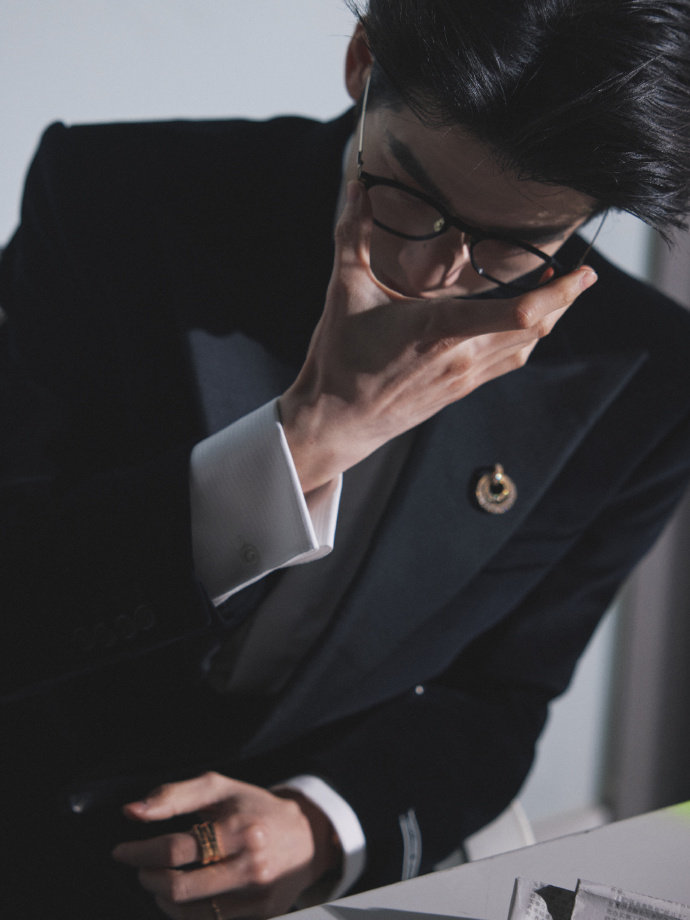 张凌赫男模身材建模脸张凌赫西装眼镜S感张凌赫西装眼镜S感，张凌赫男模身材建模