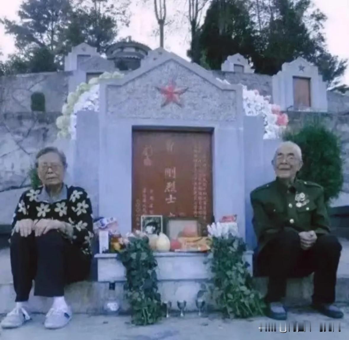 这是一张迟来的特殊全家福照片。抗美援朝老兵曹启东夫妇来到云南屏边烈士陵园，祭奠