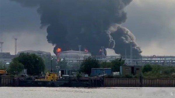 凤凰新闻【圣彼得堡遭遇大规模无人机袭击，石油码头被击中】当地时间7月4日，俄罗斯