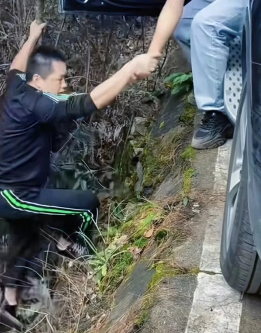 山脚下救起一个小孩，背着个包包孩子状态很好，石谷解山路峭壁，悬崖峭壁很多这是去