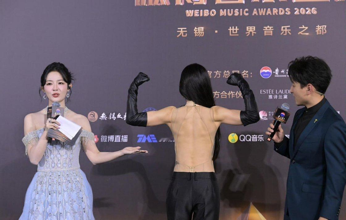 Ella红毯名场面，现场展示背阔肌，这肌肉线条太绝了，又美又有力量！​​​