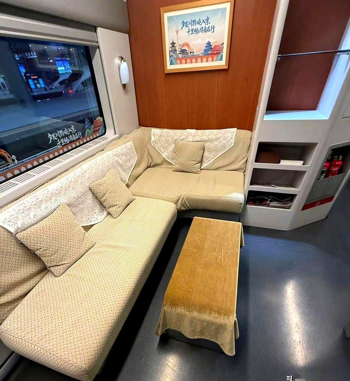 一千六百八，从成都睡到北京。很多人第一反应：疯了吧？比机票还贵！但你有没有算