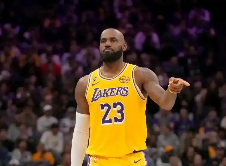 随着与珍妮巴斯的矛盾被公开，下赛季詹姆斯只有三种选择：一，换队，可能性60%。