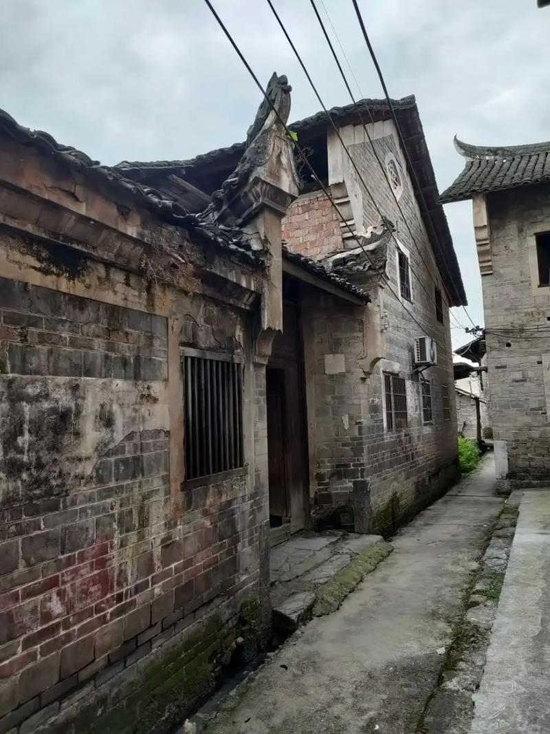 透过残垣断壁，依稀能看出来当初的繁华与尊贵，古宅的门窗门厅仍在无声诉说着过往的辉