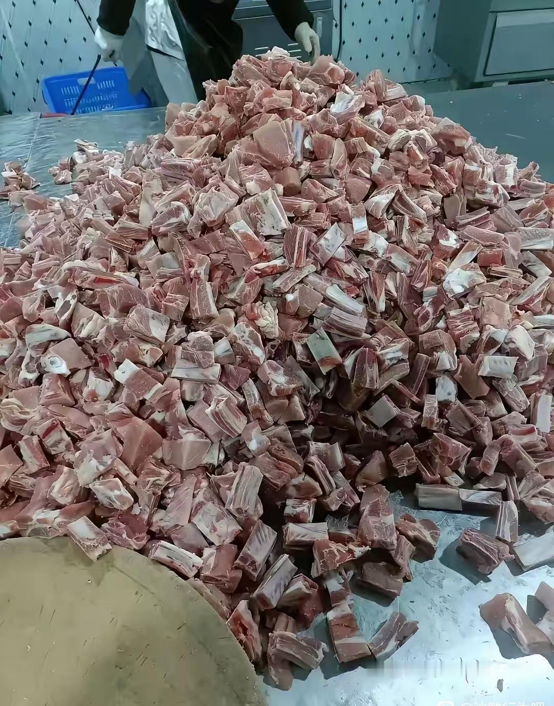 如果不点开图片，你第一眼看到的是什么？我承认，我第一眼看到的是钱。