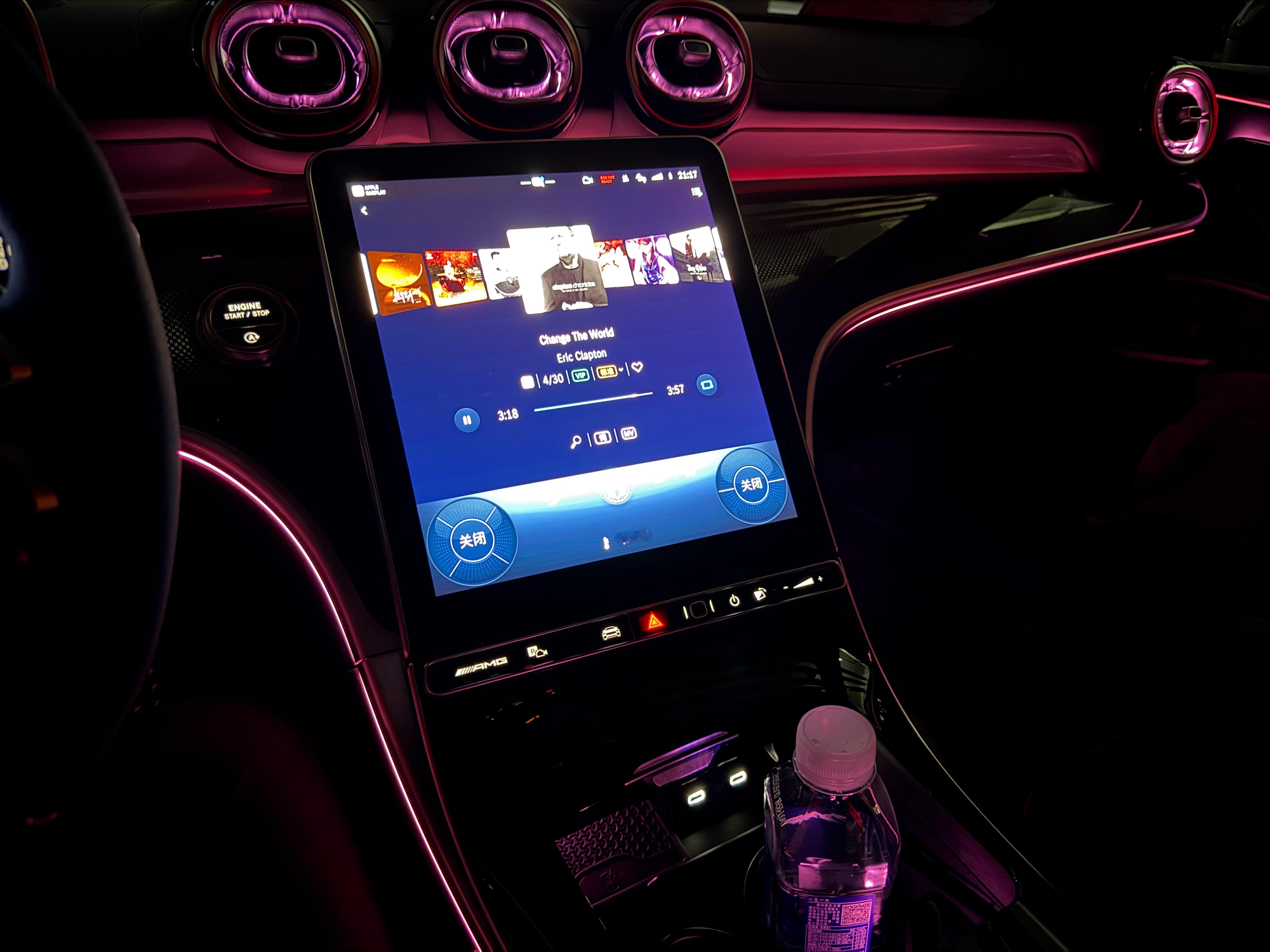 下楼到车里摆弄了一会。[红脸笑]​​​