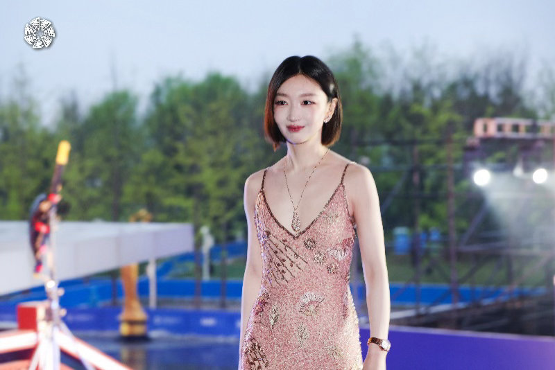 周冬雨粉裙短发很多人穿粉色是为了显年轻，她穿粉色是因为本来就年轻。不是年龄上的