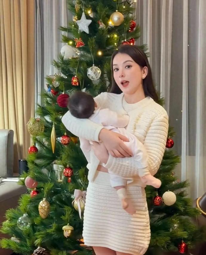 方媛抱三胎女儿现身元旦！称三宝比自己漂亮，会做不偏心的妈妈​​​