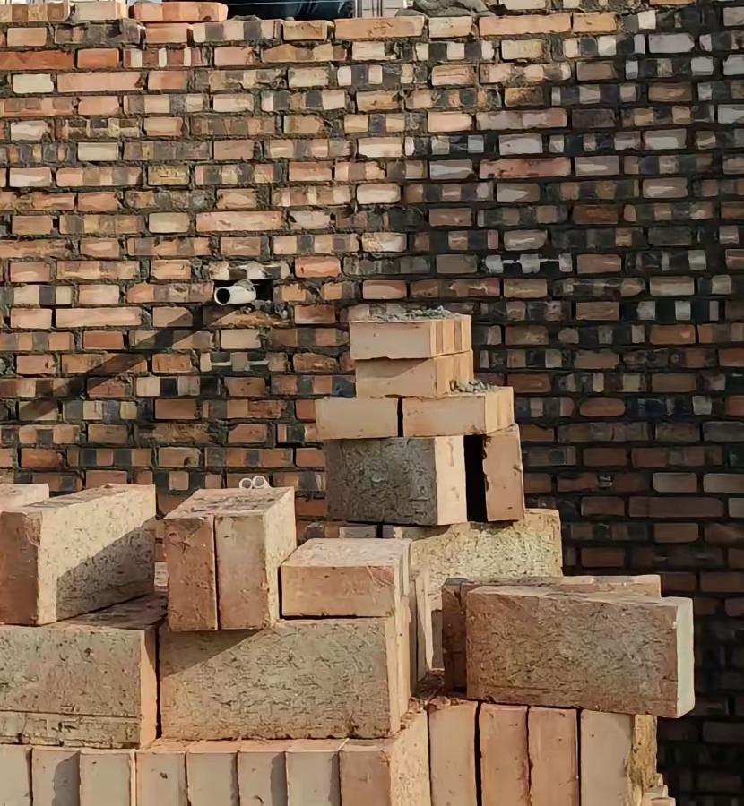 老陈家建房子，看工人干活挺辛苦，就提供大桶的纯净水给工人，中午还管一顿饭。这些本