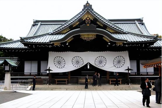靖国神社最近干了件事。8月7日，他们在官网上发了个公告，说从今往后，任何人不得穿